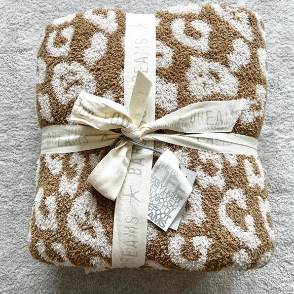 BAREFOOT DREAMS NWT CozyChic Barefoot in the Wild Throw - Picture 3 of 3